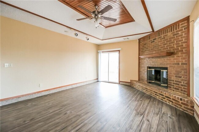 Building Photo - 2425 E Hills Dr