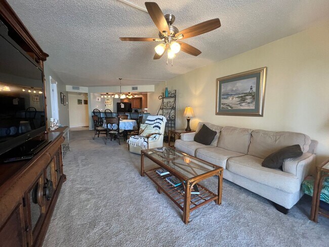 Building Photo - Beachfront oasis 2 bedroom/2 bathroom Condo