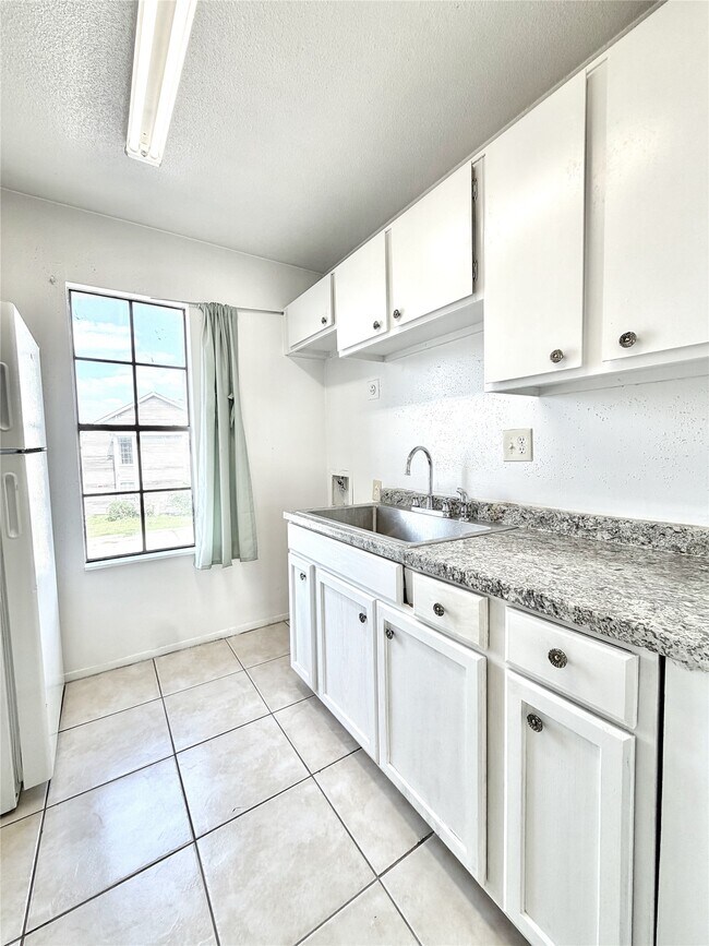 Foto del edificio - 8323 Wilcrest Dr
