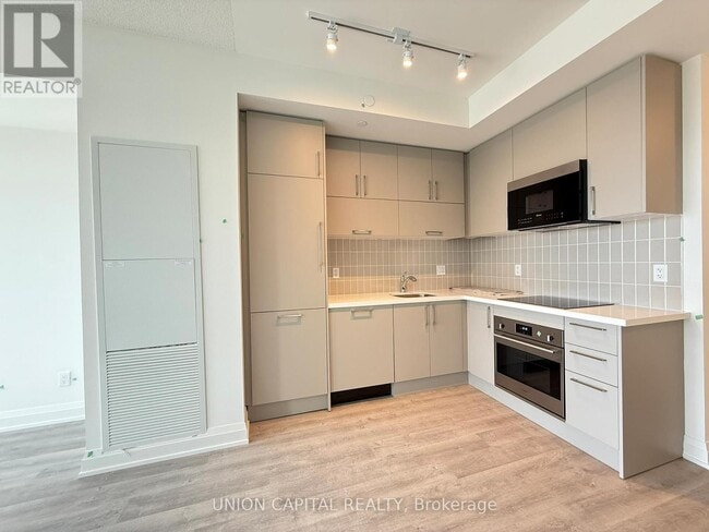 Building Photo - 38-1638 Andre de Grasse St