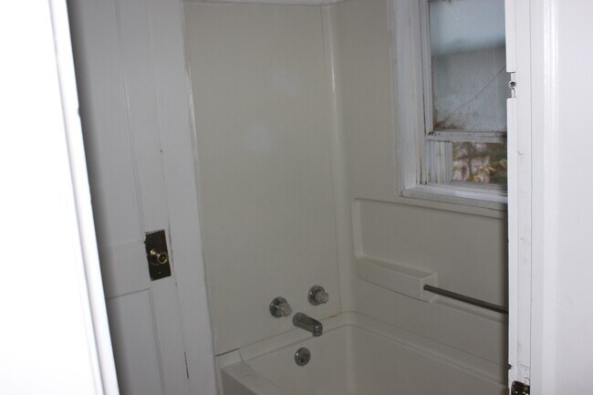 Foto del edificio - Two Bedroom Apartment for Rent