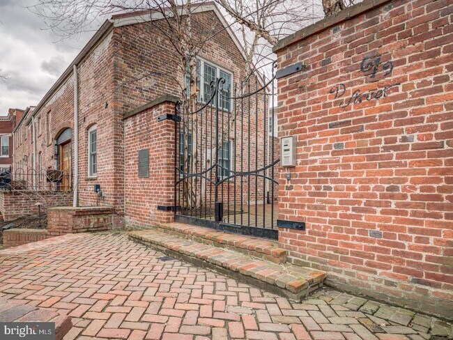 Building Photo - 617 D St SE