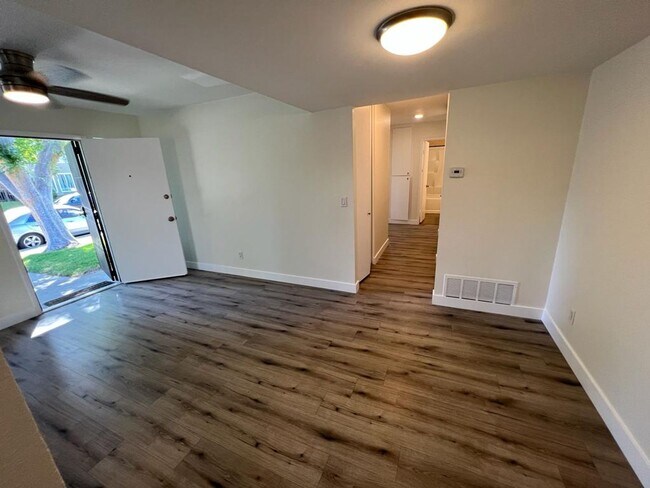 Building Photo - 3 Bedroom Condo Remodeled Plus Garage & Pr...