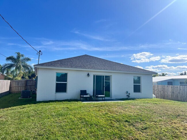 Foto del edificio - CHARMING 3 BEDROOM, 2 BATH HOME BUILT IN 2022 IN EAST STUART