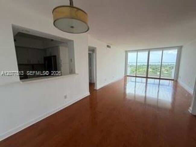 Foto del edificio - 5600 Collins Ave