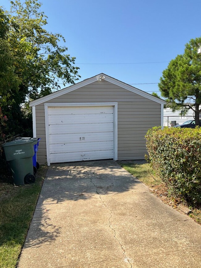 Foto del edificio - Large ranch home, 1-car garage