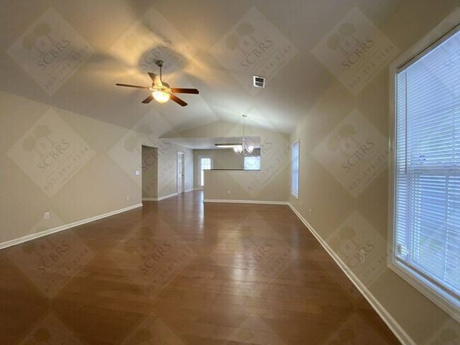 Building Photo - Nice 3 bedroom, 2 bathroom Newer Single Le...