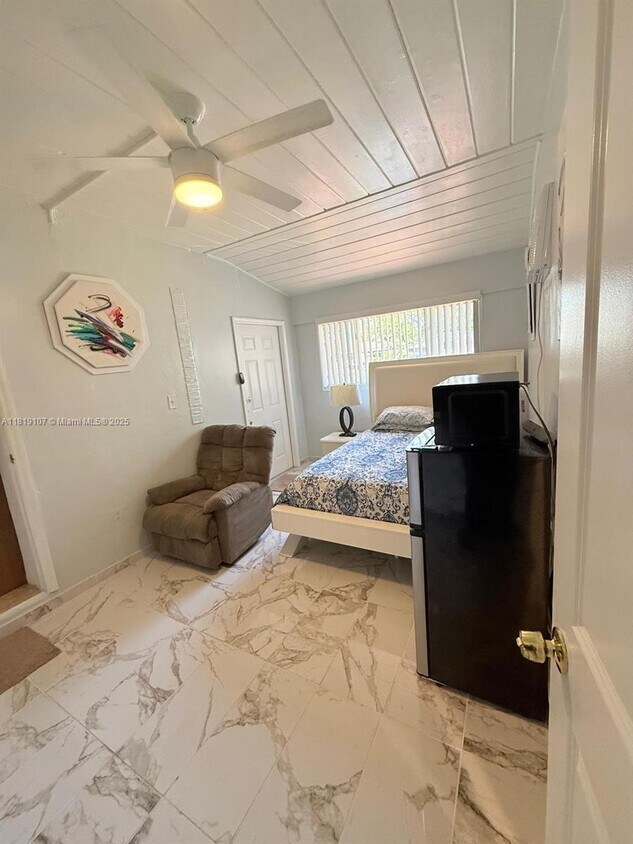 Foto principal - 7643 Miramar Pkwy