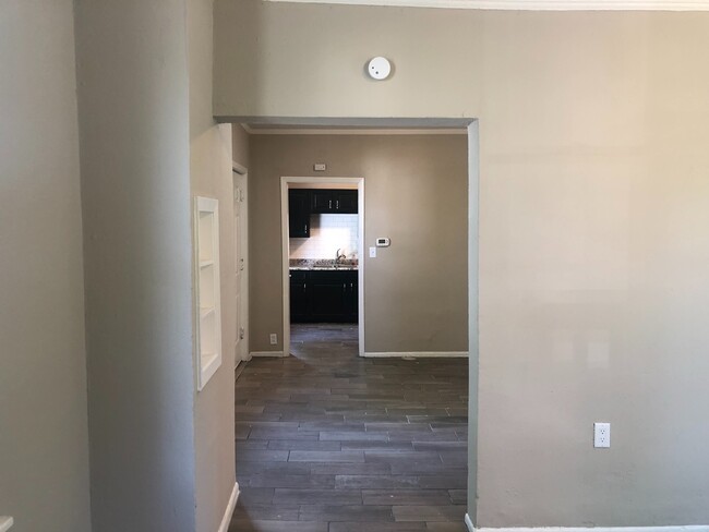 Building Photo - Charming 2 Bedroom on 15th Street!!