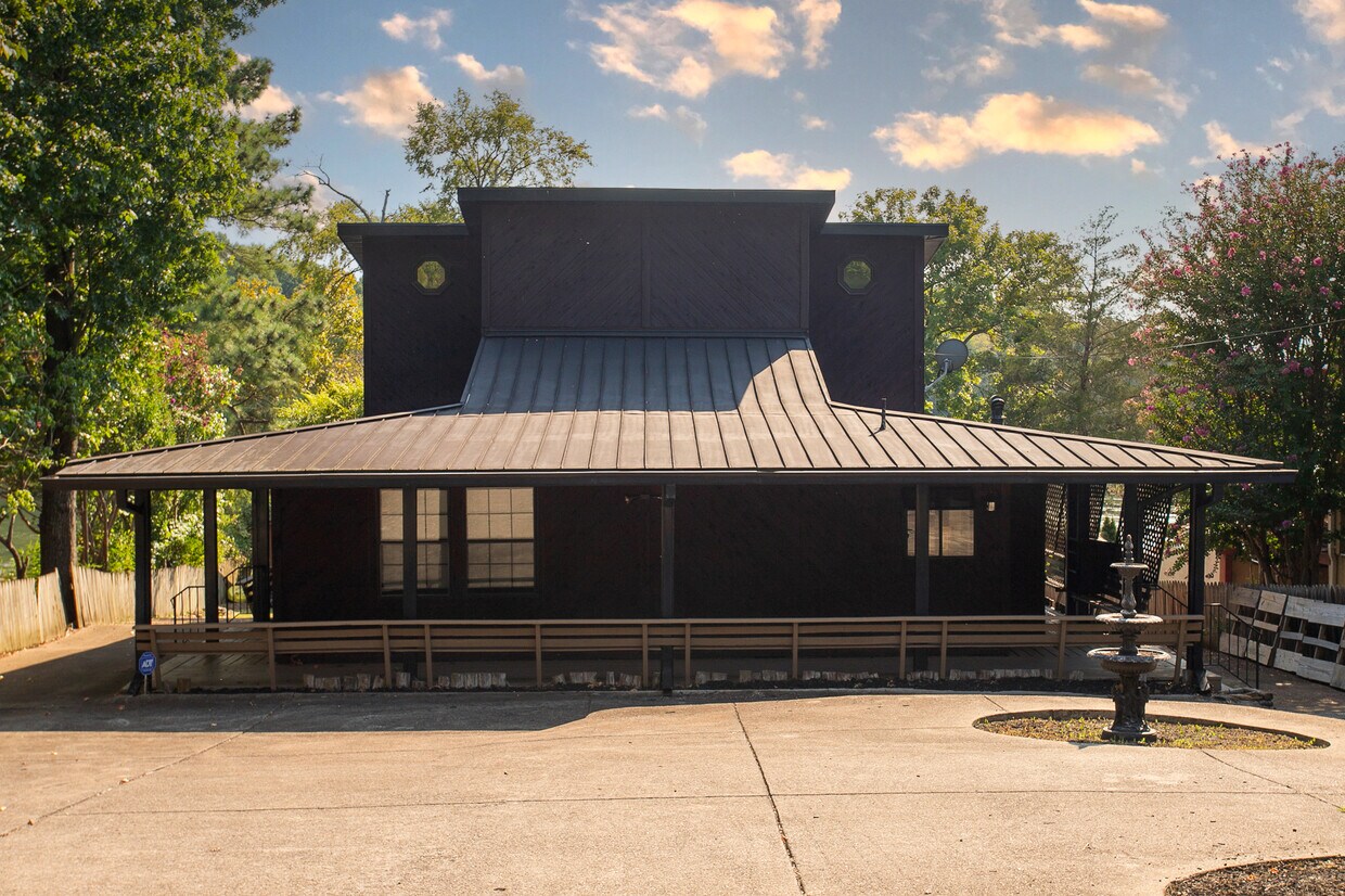 Primary Photo - 335 River Dr