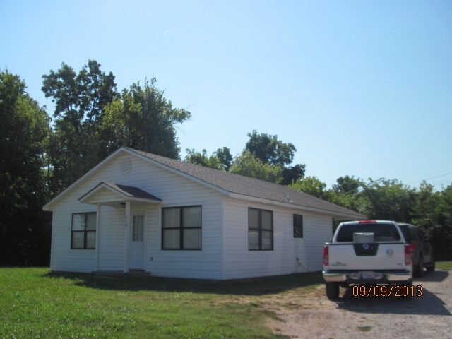 Building Photo - 218 E Main St