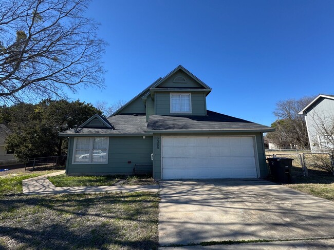 Foto del edificio - 2305 Lazy Ridge Dr