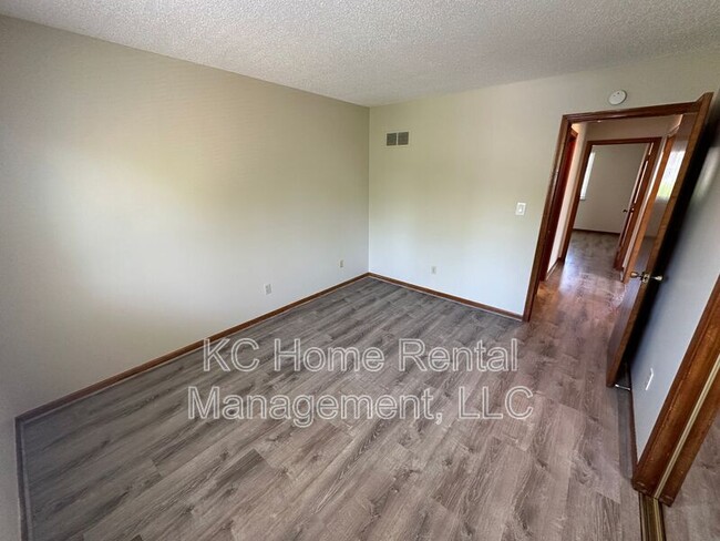 Building Photo - 209 NW Gibson Ct