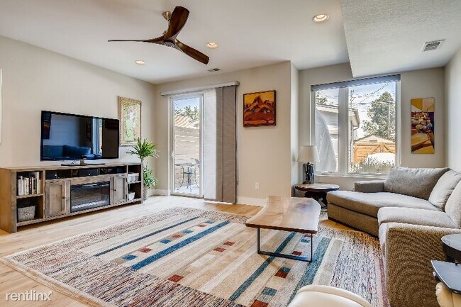 Building Photo - 3 br, 2.5 bath Townhome - 2446 S Bannock St