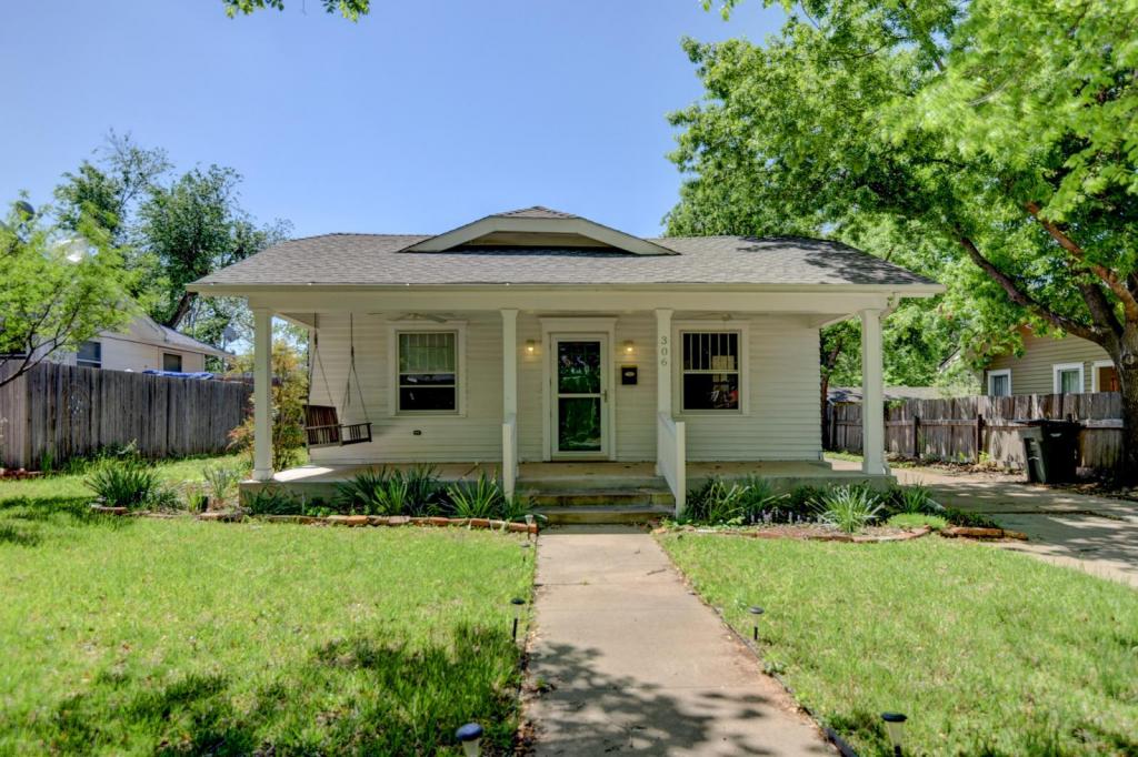Primary Photo - 306 E 4th St