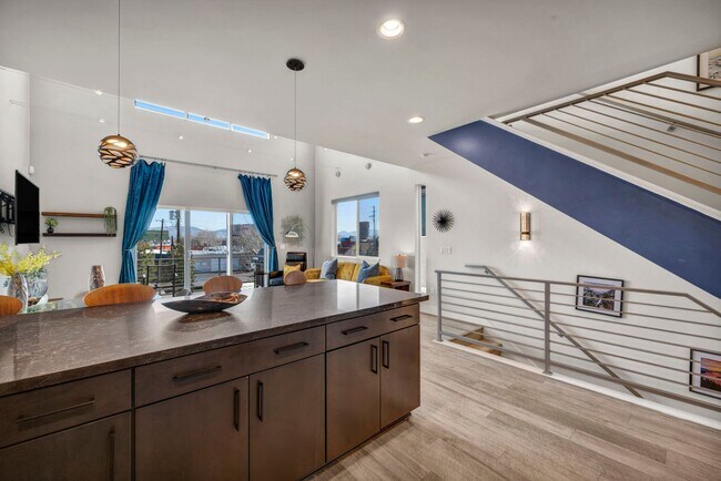 Foto del edificio - Mid-Town Modern Gem With EV Charger