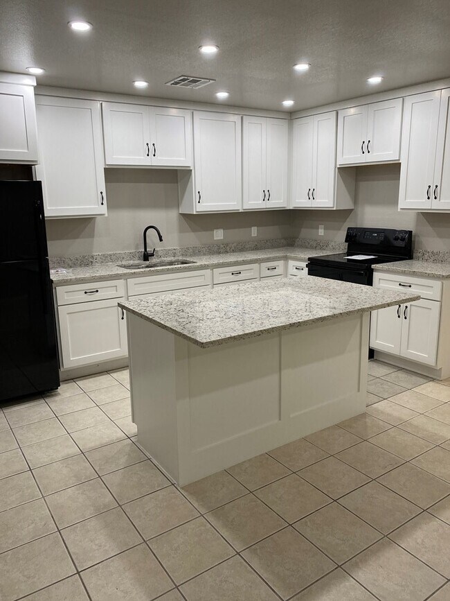 Building Photo - 518 Peterson Dr