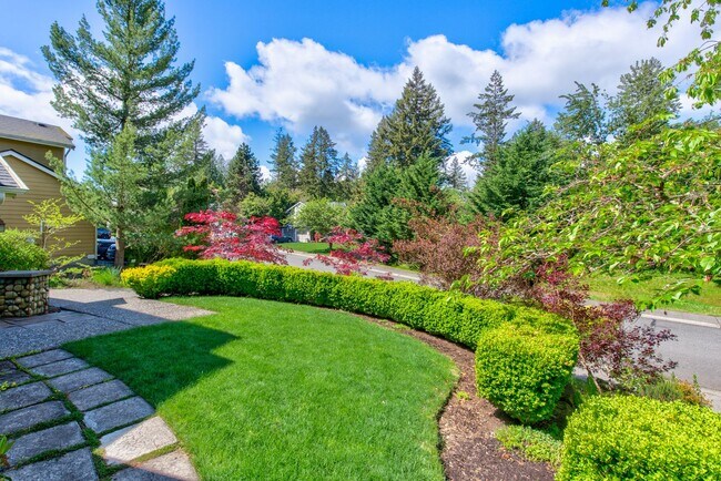 Building Photo - Beautiful 3 bed & 2.5 bath home in Maple V...