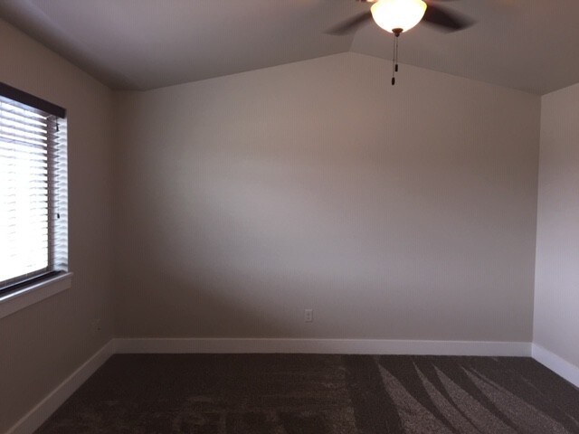 Building Photo - 906 Rosa Way