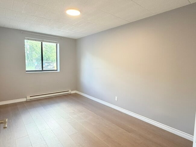 Building Photo - 360 Tecumseh Rd W