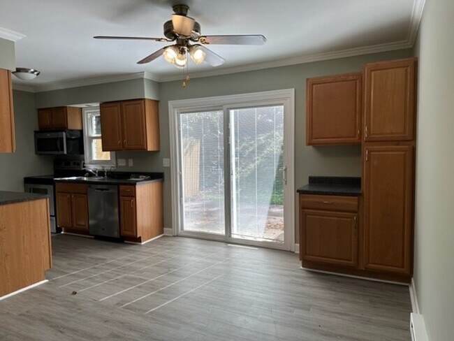 Building Photo - Welcome to this charming 2-bedroom, 1.5-ba...