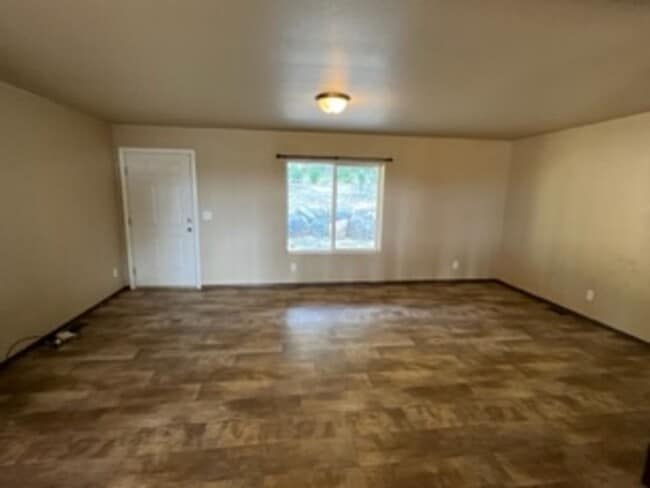 Building Photo - 3 bedroom, 2 bath home in beautiful countr...