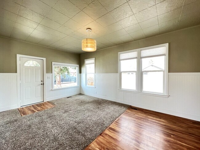 Building Photo - 4723 W Irving St