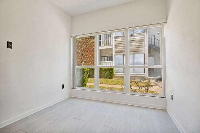 Foto del edificio - Spacious Dallas Condo with Unbeatable Storage, Private Patio & Carport