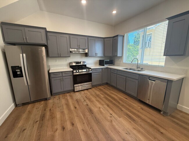 Building Photo - Beautiful 1-Bedroom Condo with an Office Space in Sherman Oaks!