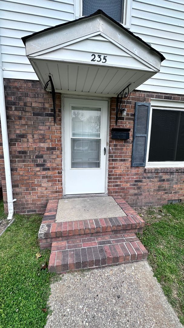 Building Photo - Spacious Two Bedroom Townhouse