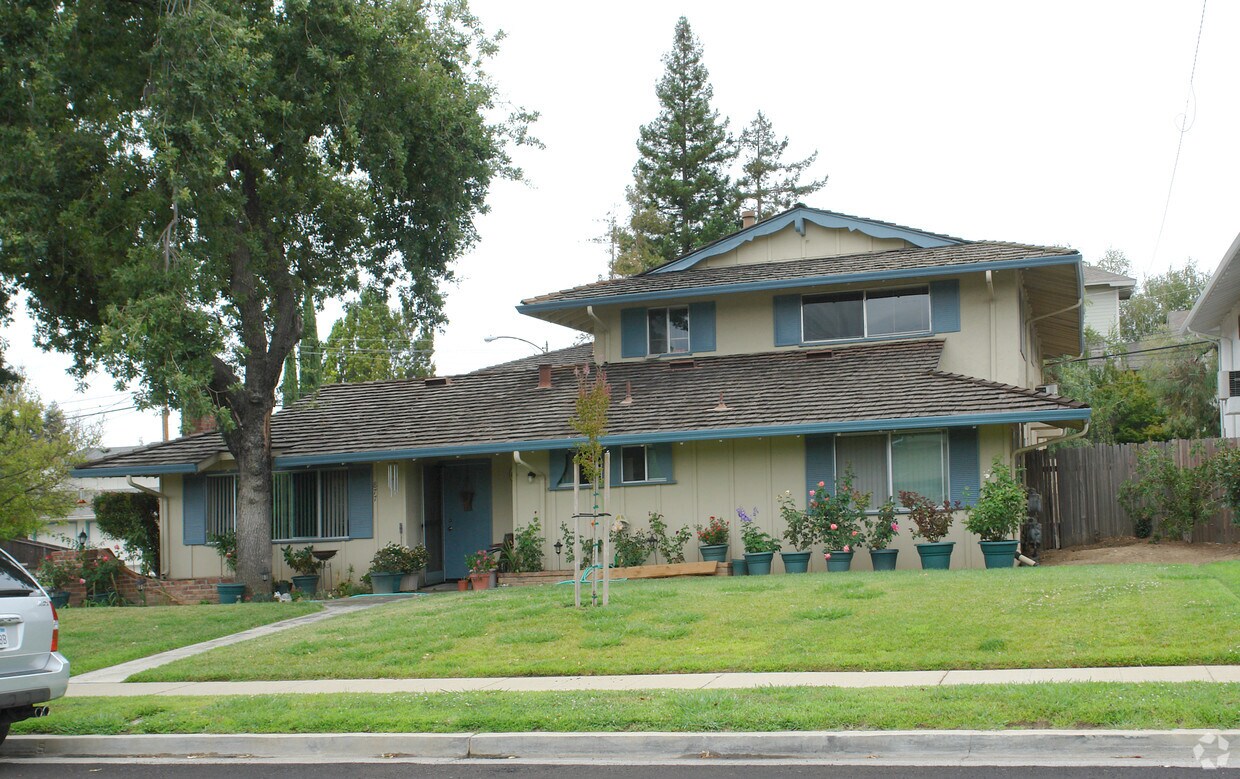 Foto del edificio - 877 Castlewood Dr