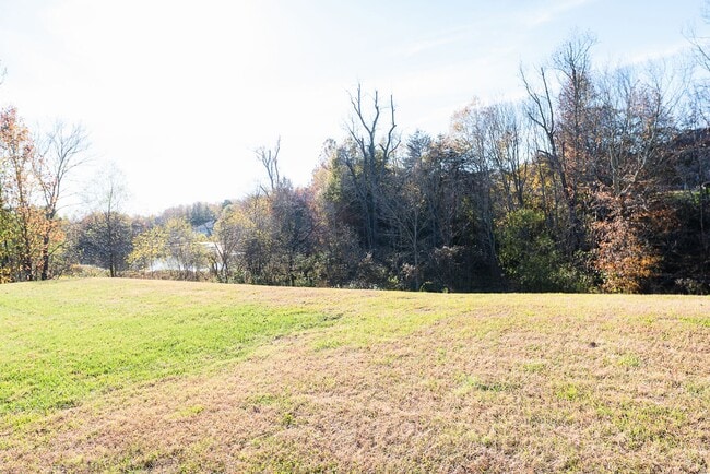 Building Photo - Spacious 5 Bedroom, 3 bath home in Greensb...