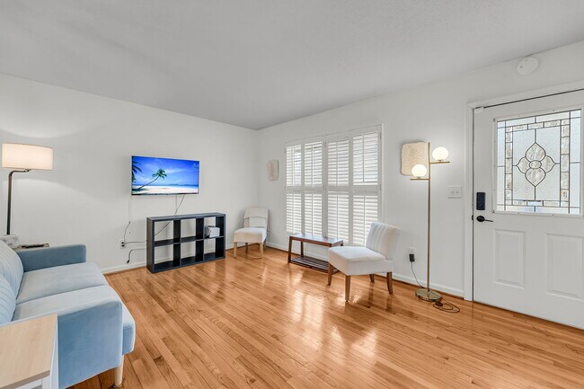 Foto del edificio - 1417 Rainbow Rd