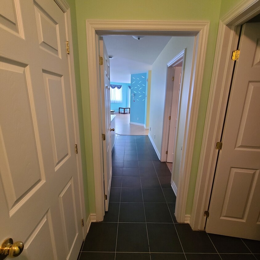 Long corridor - 1305 Boul Des Laurentides