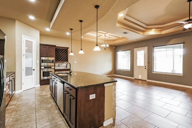 Foto del edificio - 4 bedrooms, 2,049 square foot only 7.5 mil...
