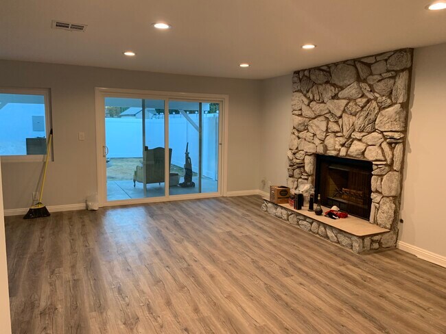 Él - 15344 Leadwell St