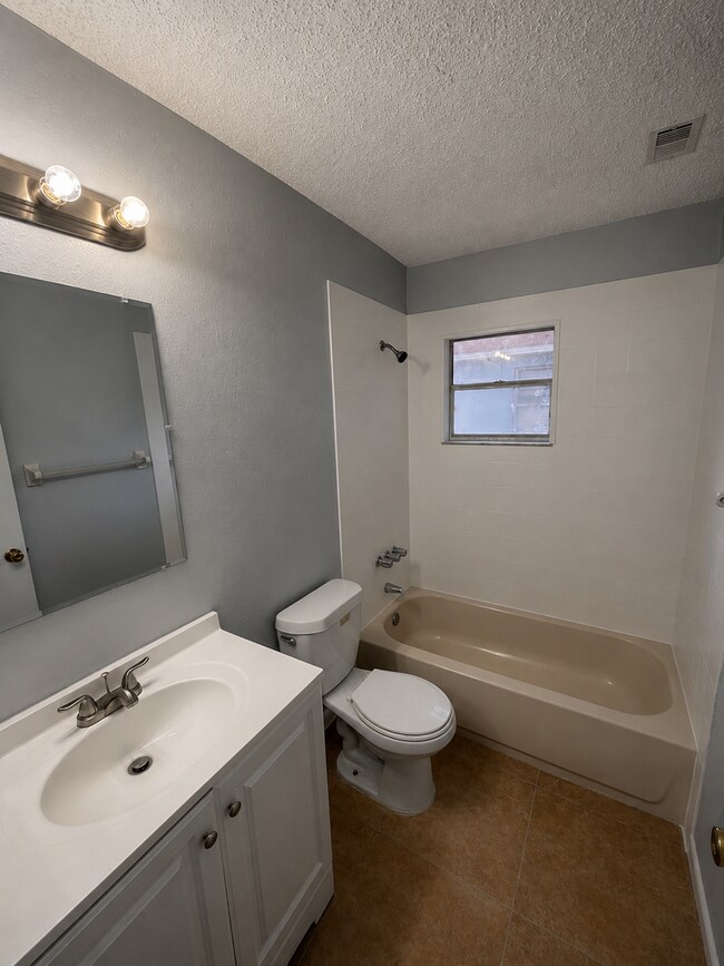 Building Photo - Spacious 2BR/1BA Duplex in Central Lakeland – Tile Floors Throughout!