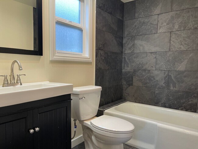 Foto del edificio - Stunning 4b/3b home in Ventura with Ocean Views!