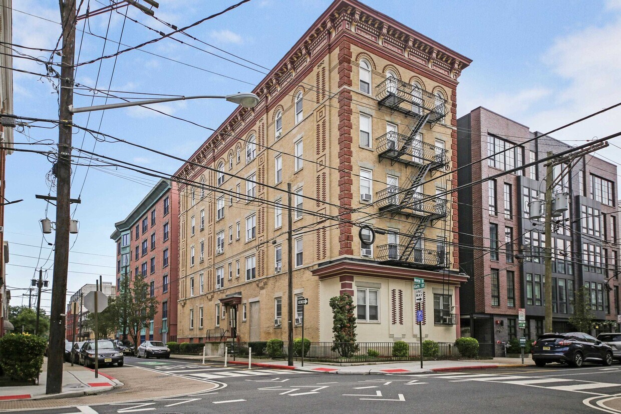 Primary Photo - 533 Monroe St