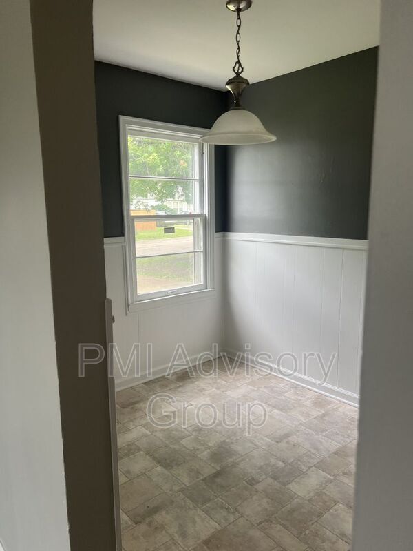 Building Photo - 2040 SW Medford Ave