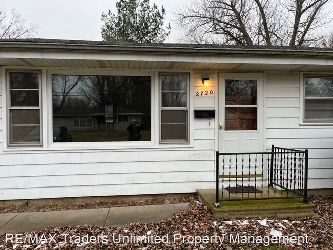 Foto del edificio - 3 br, 1 bath House - 2720 Scenic Dr.