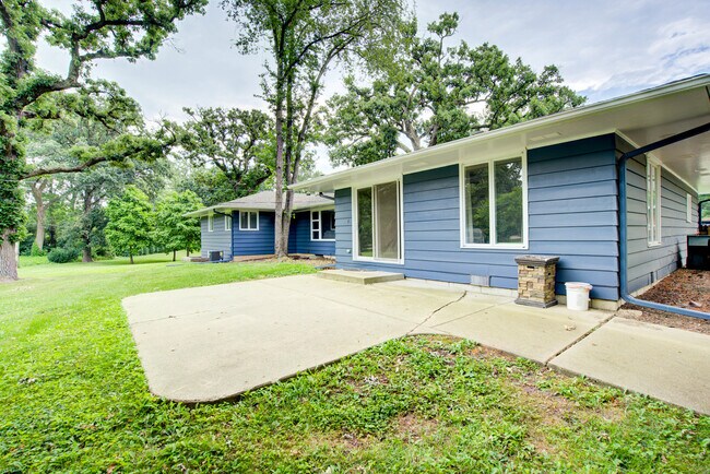 Foto del edificio - 24W360 Hemlock Ln