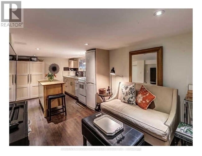 Building Photo - 13 Sutherland Ave