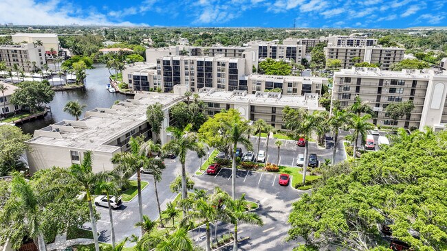 Building Photo - 2 Royal Palm Way