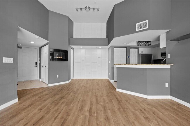 Foto del edificio - 800 Crestwood Ct S