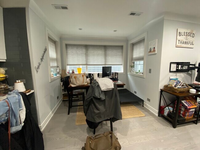 Foto del edificio - 2141 W Fletcher St