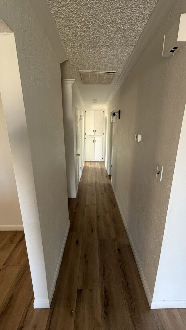 Foto del edificio - Beautiful Single-Story Home with Fireplace & Huge Backyard