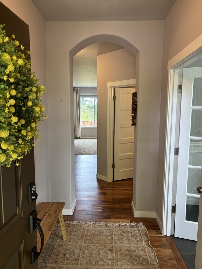 Foto del edificio - Stunning 4 Bed Yelm Home with Vaulted Ceilings & Modern Amenities!