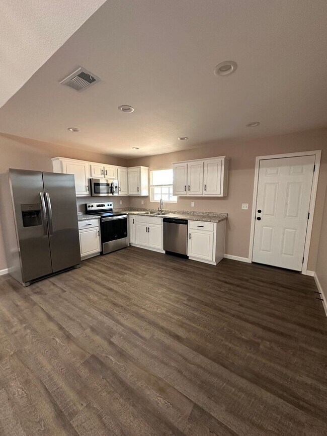 Foto del edificio - 3 Bed 2 Bath Brick Home with Fenced in Backyard