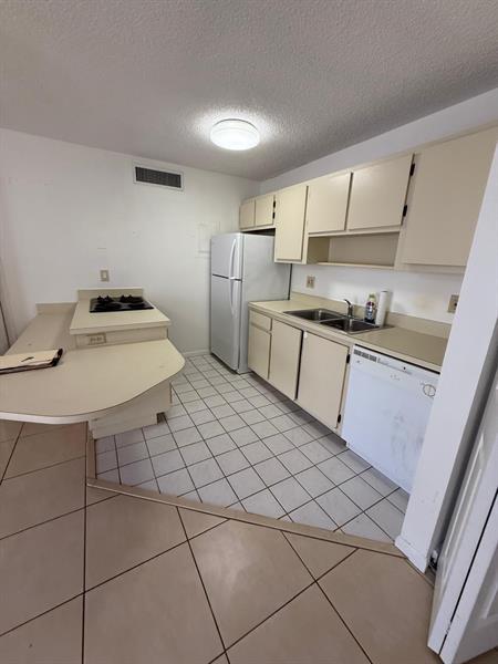Building Photo - 645 Executive Center Dr